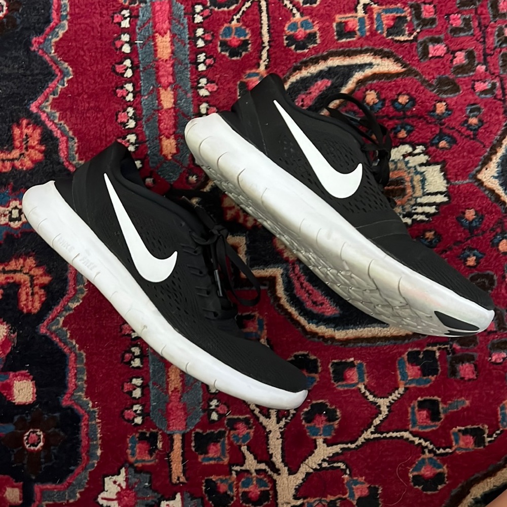 Black Nike Tennis Shoes